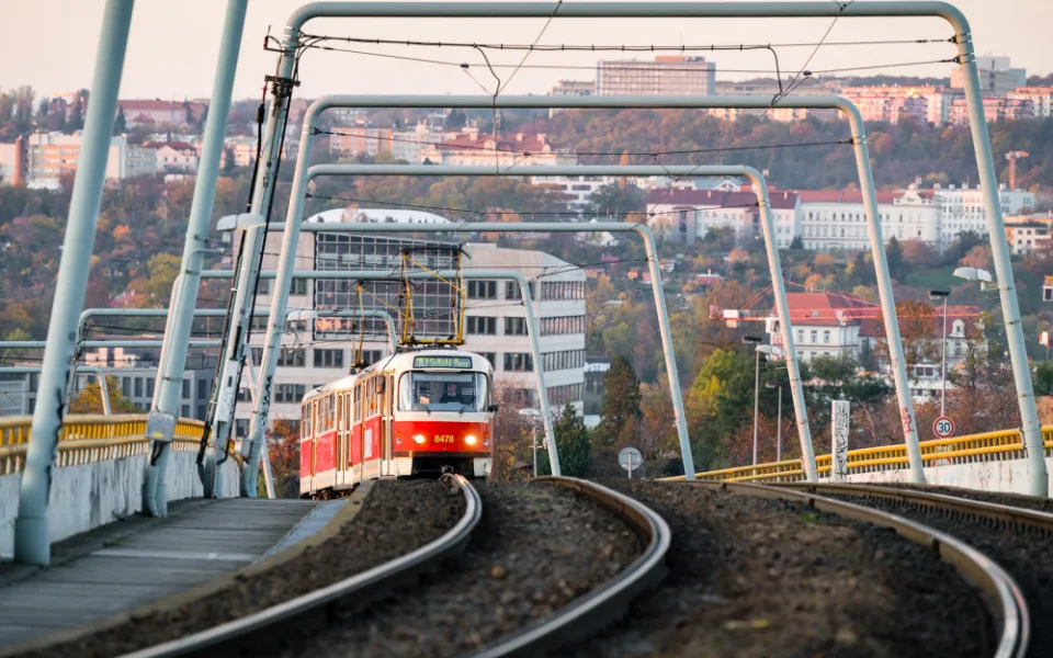 Opravy trvaly přes rok. Tramvaje mezi Ohradou a Palmovkou opět pojedou