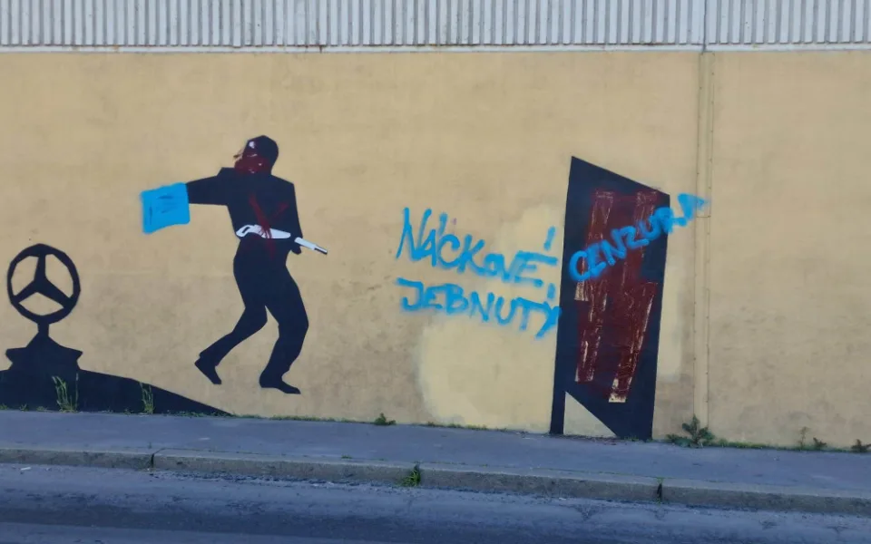 „Náckové jebnutý“. Radnice chce trest pro vandala, který ničí mural na počest Anthropoidu