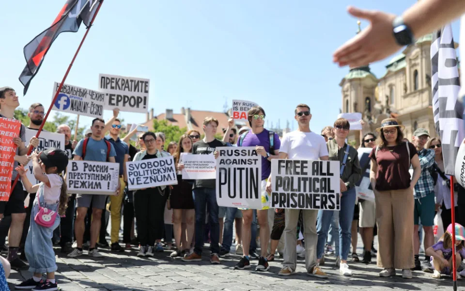 Na Staroměstském náměstí se sešli lidé, aby podpořili politického vězně Alexeje Navalného