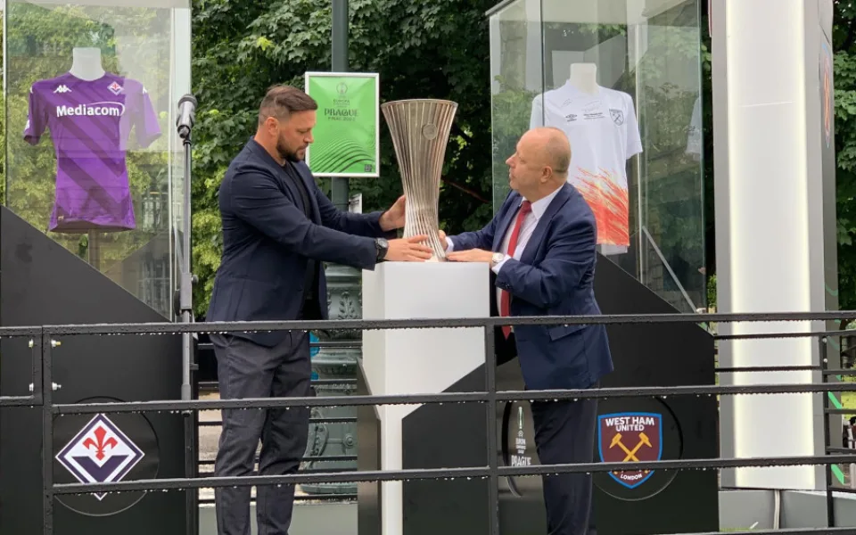 Pohár pro vítěze Evropské konferenční ligy je v Praze. Na fotku čekají fanoušci ve frontě