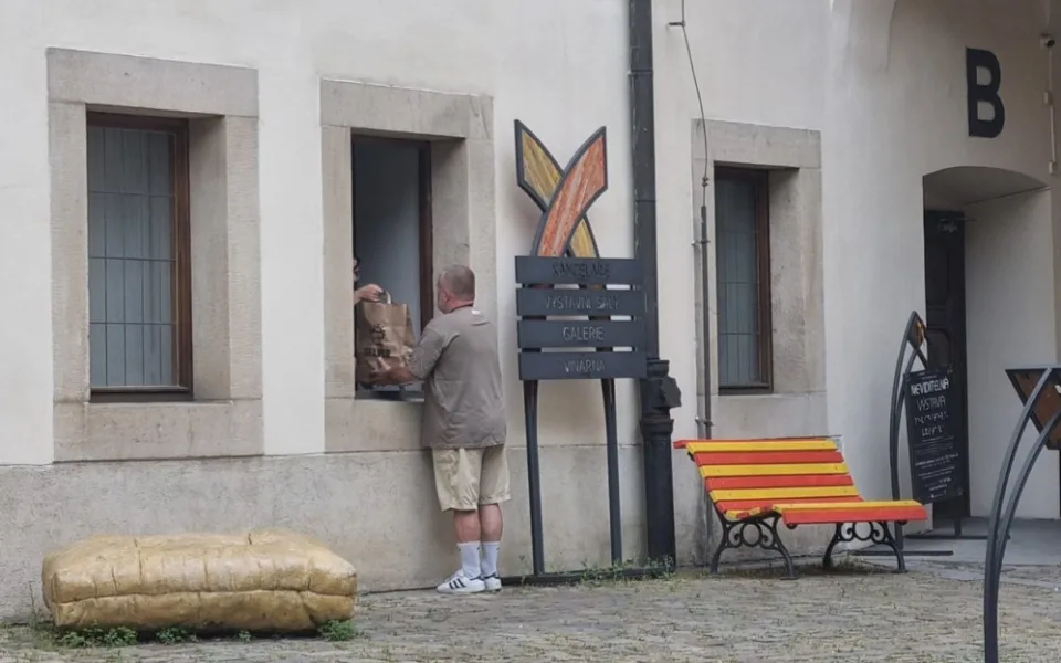 Na nádvoří Novoměstské radnice funguje výdejna potravinové banky pro lidi v těžké situaci