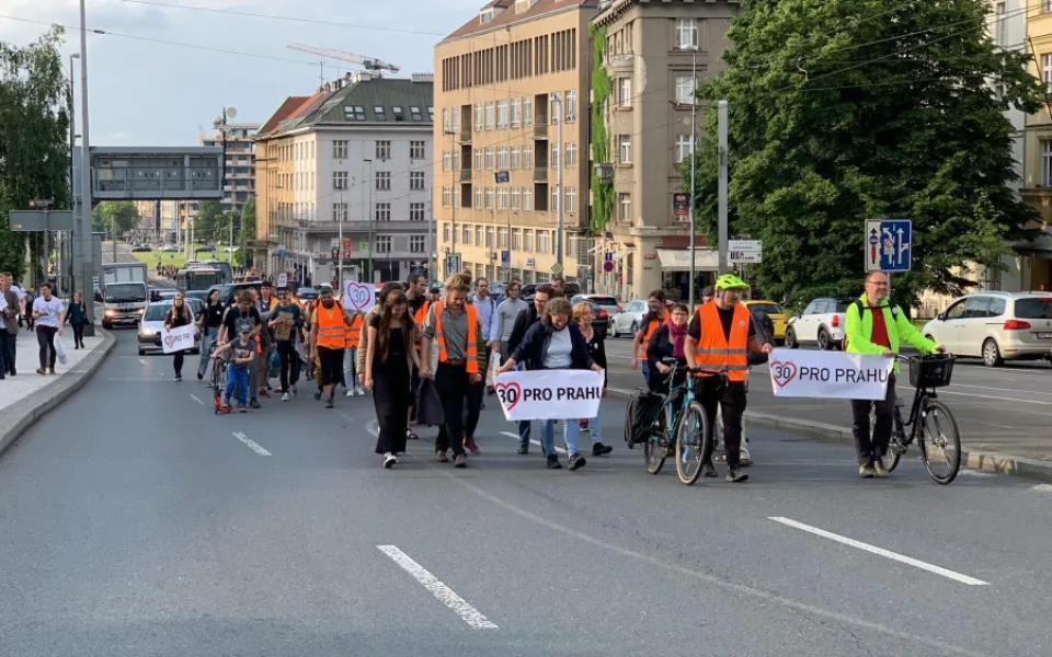 VIDEO: Třicítkáři opět blokují silnice. Jejich pochod už nechrání policie