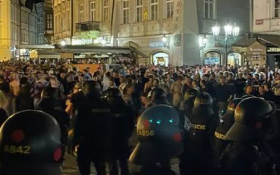 Fanoušci West Hamu se v centru Prahy střetli s policejními těžkooděnci