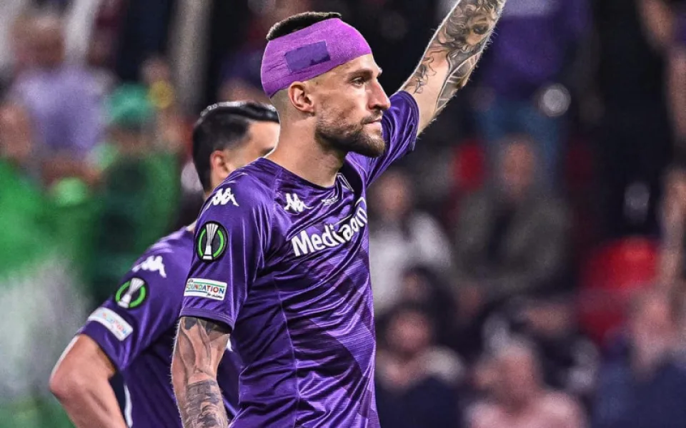 Fanoušci West Hamu v Edenu rozbili kelímkem hlavu protihráči. Klub je potrestá
