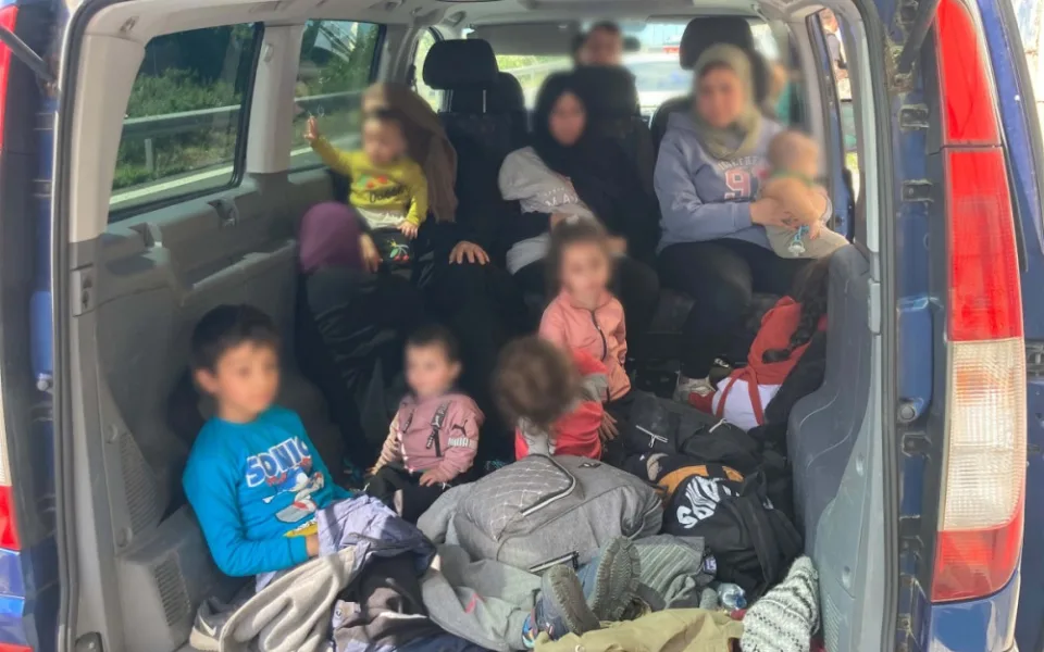 V dodávce se tísnilo dvacet migrantů.