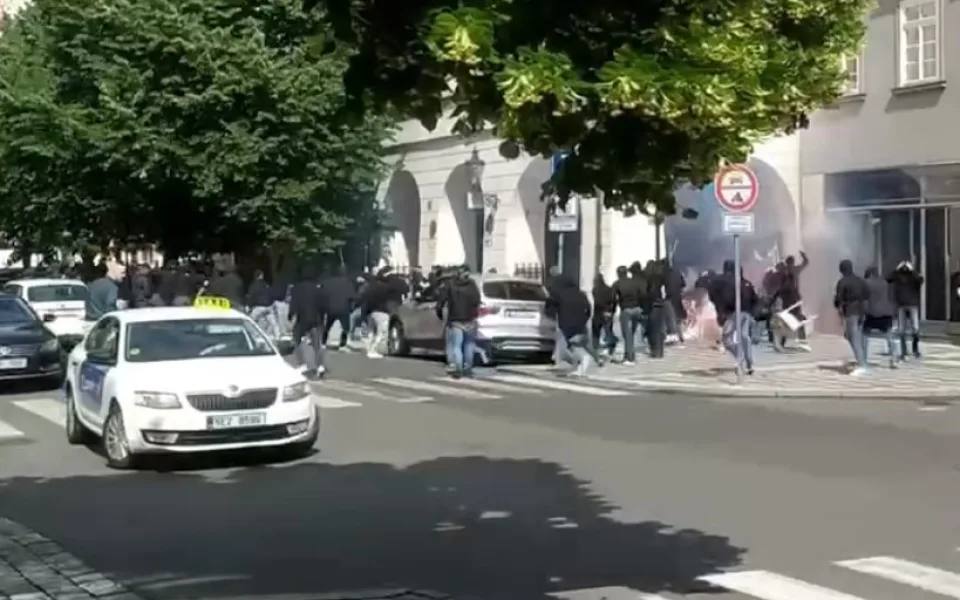 Policisté zadrželi 23 fotbalových fanoušků. Tři zůstali v policejních celách