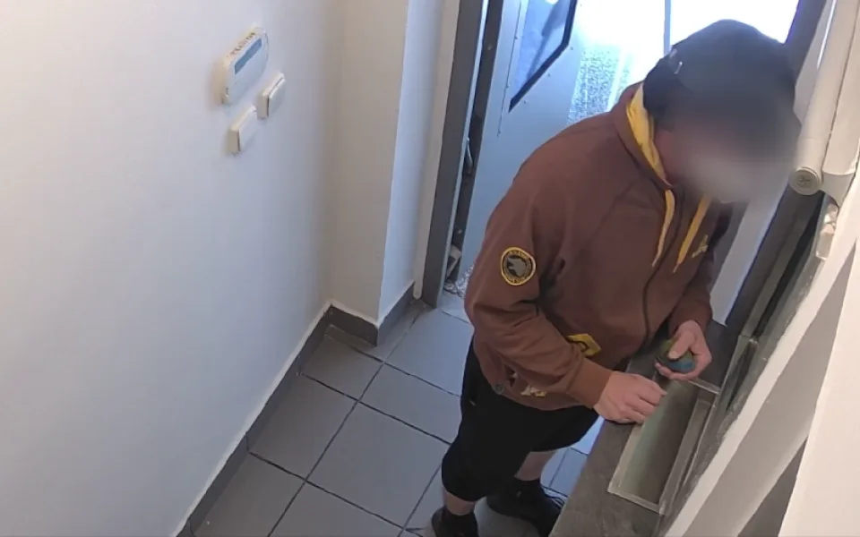 Policie dopadla lupiče, který s granátem v ruce přepadával směnárny