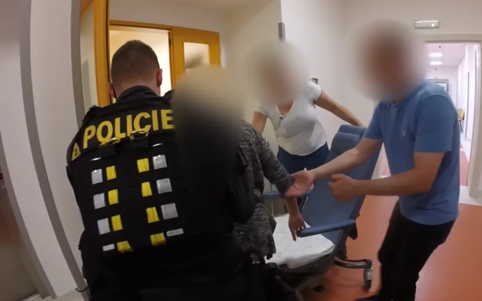 Maják a zodpovědní řidiči dostali rodičku včas do porodnice