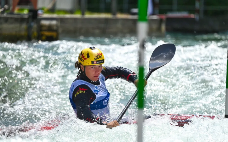 Čeští kajakáři v Troji sbírají jednu medaili za druhou. Tereza Fišerová dnes v kayakcrossu získala stříbro