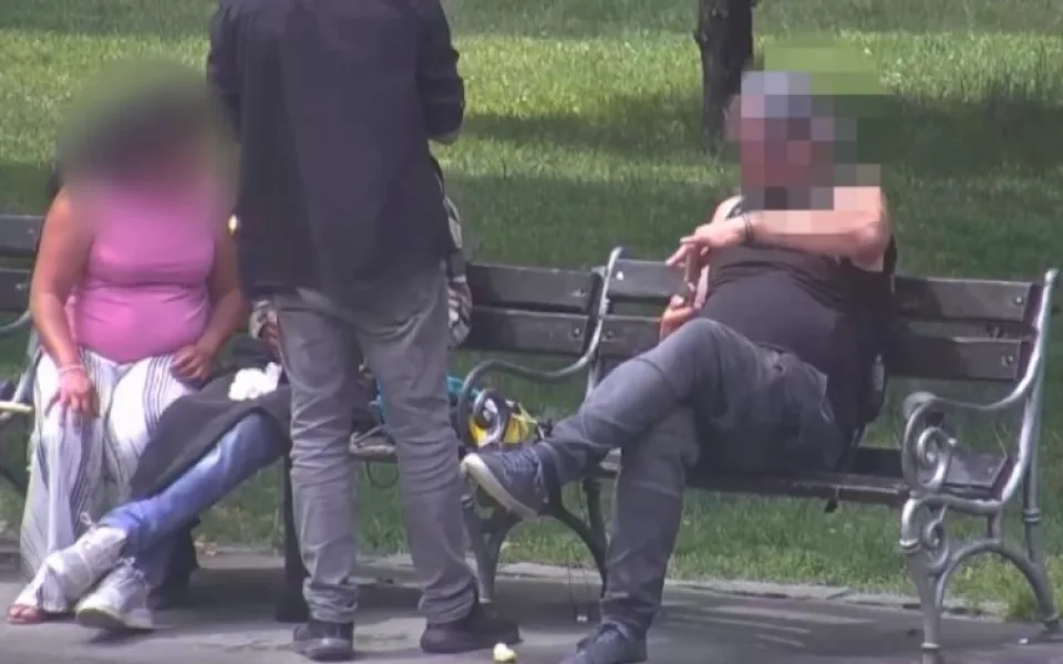 Hledaný muž si pohrával s nožem u hlavního nádraží. Skončil v poutech