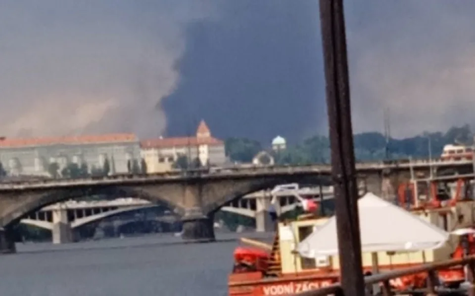 Lidi v centru vyděsil kouř na Hradě. Hasiči likvidují požár střelnice