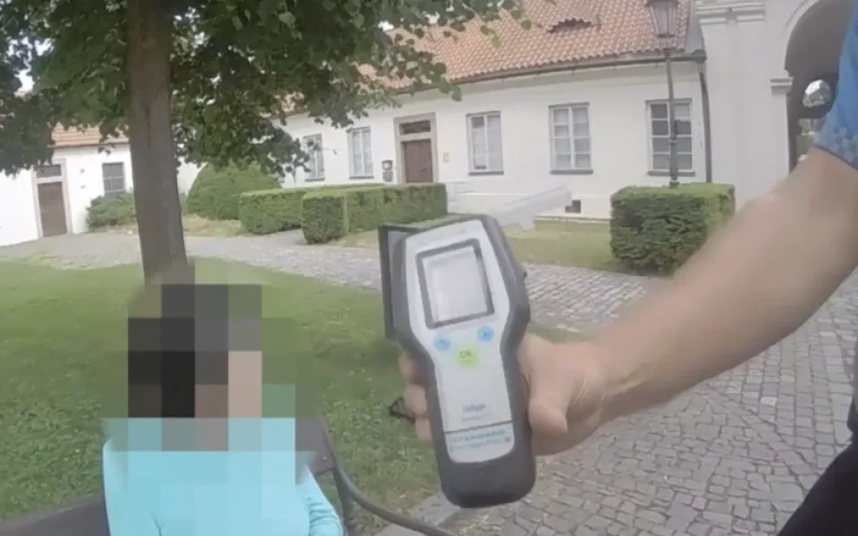 Důchodkyně řídila pod vlivem alkoholu a ještě neměla doklady.