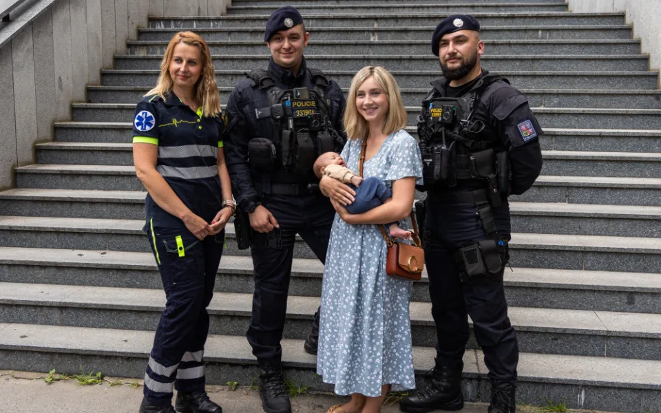 Maminka s Louisem, policisty a operátorkou.