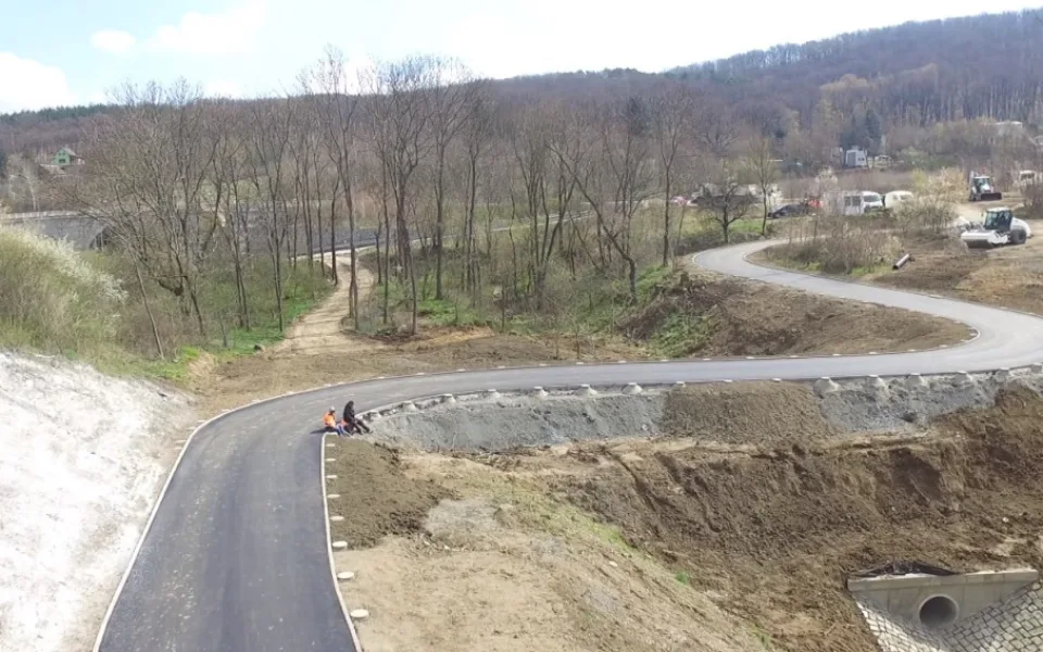 Cyklisté mohou ode dneška jezdit po nové stezce podél pravého břehu Vltavy