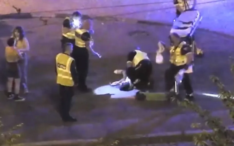 VIDEO: Muž při jízdě na sdílené koloběžce spadl obličejem na zem. Skončil v nemocnici
