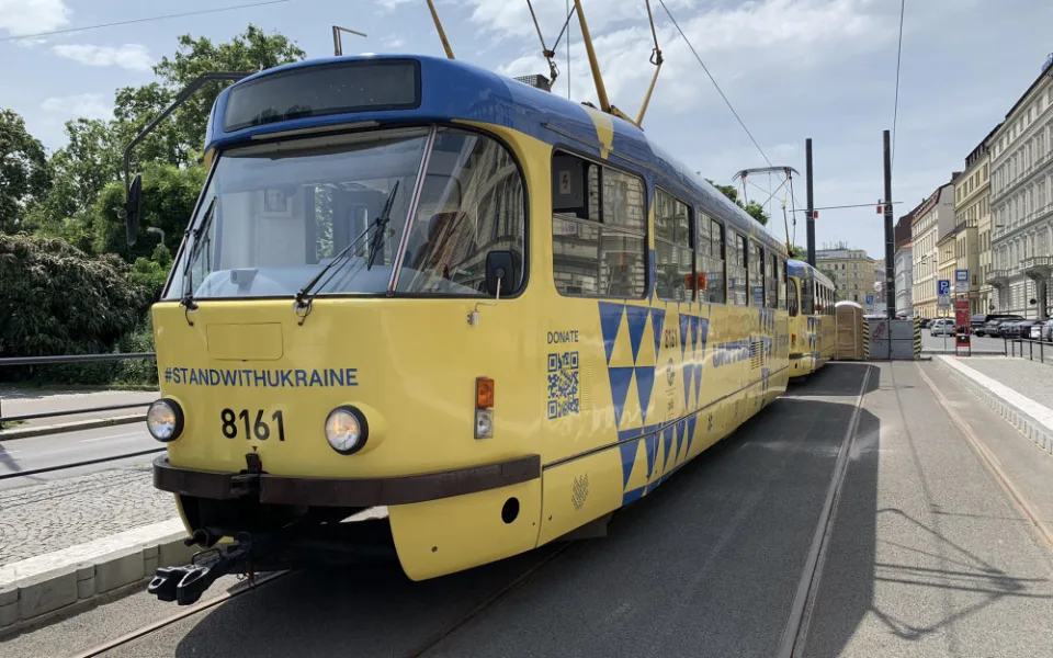 VIDEO: Prahou nově jezdí tramvaj v ukrajinských národních barvách