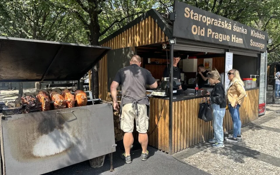 Nadace místo pronajímá i stánku s pečenou šunkou.