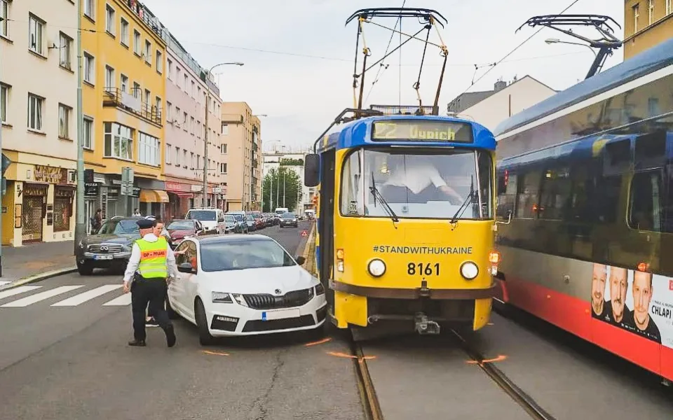 Ukrajinskou tramvaj, která není v provozu ani den, nabouralo auto