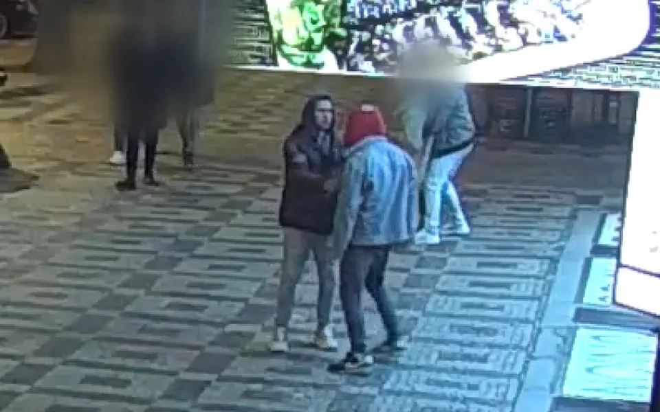 Agresoři brutálně zmlátili cizince, protože si mysleli, že je z Ukrajiny