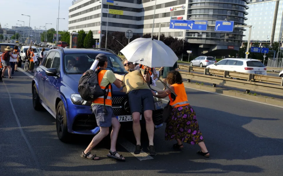 VIDEO: Do třicítkářů najelo při pochodu na magistrále auto, podle policie sami porušili zákon