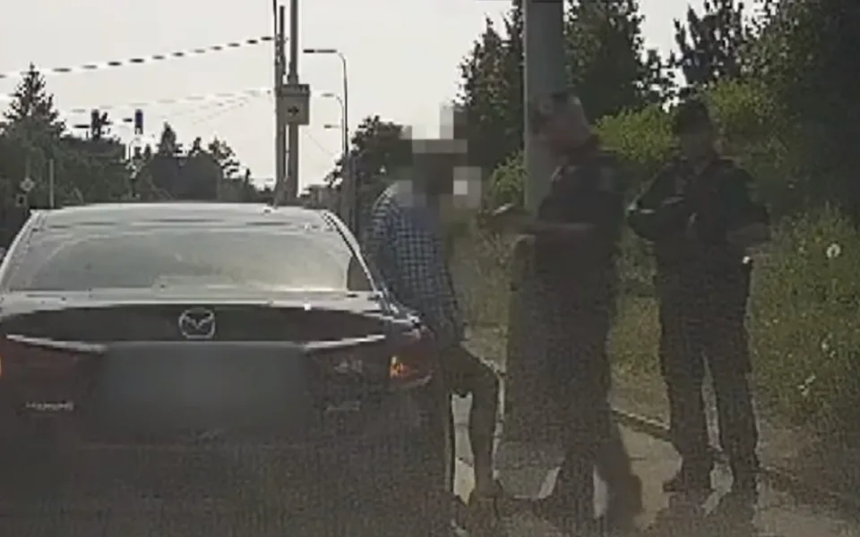 Řidič nadýchal tři promile. Pokus o nenápadnou jízdu překazily proražené gumy