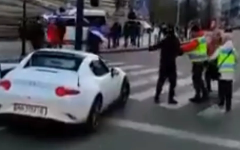 Muž, který u Muzea poškodil auto Ukrajincům, nesmí rok do Prahy