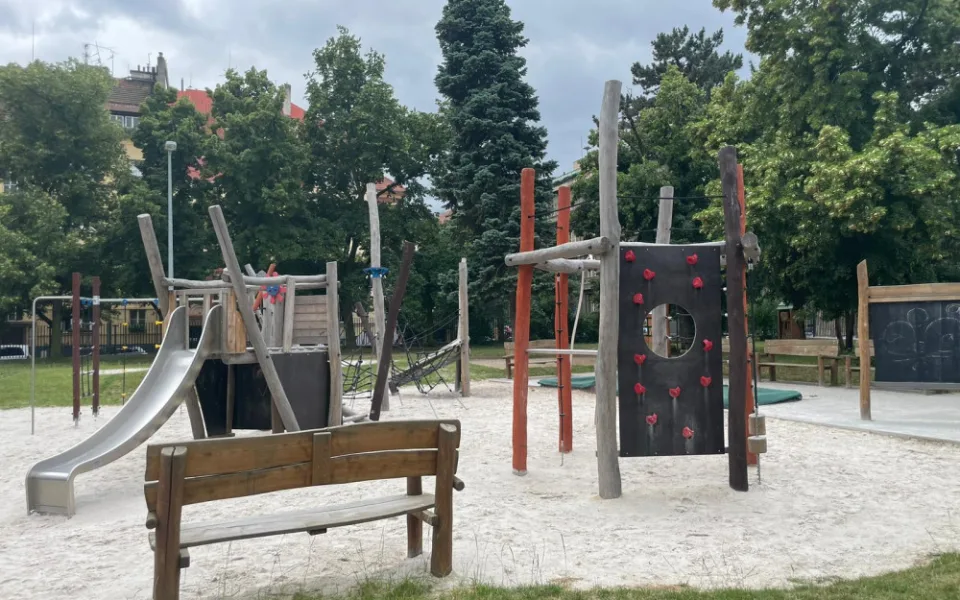 Na hřiště se děti přes prázdniny dostanou zdarma.