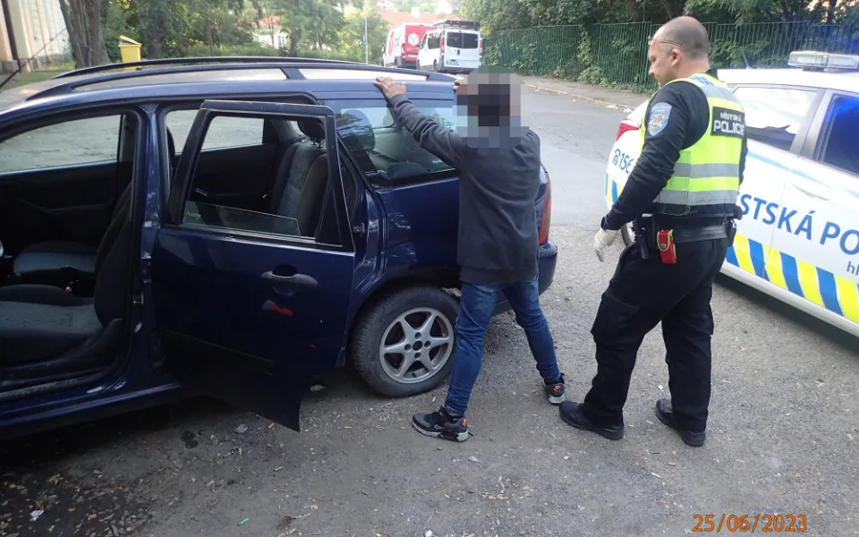 Muže předali strážníci státní policii.