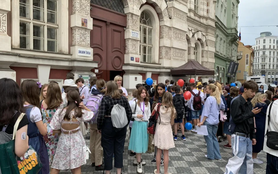 Začaly prázdniny. Děti v centru Prahy stojí frontu na zmrzlinu zdarma