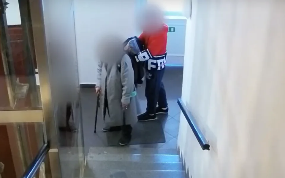 Muž seniory okrádal v jejich domech.