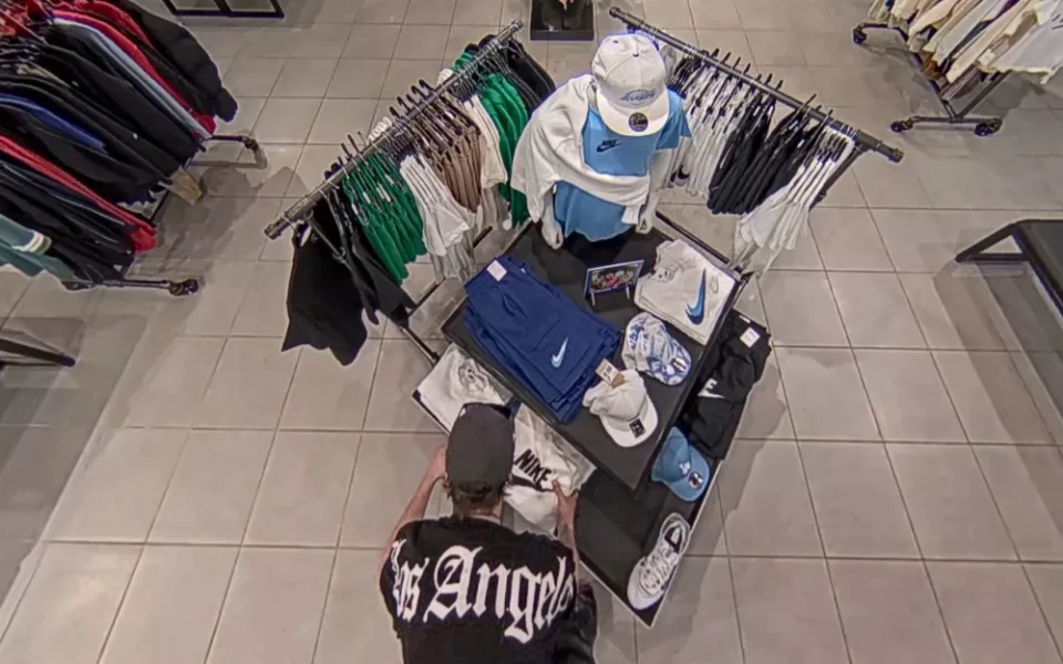 Muž bral značková trika a mikiny.