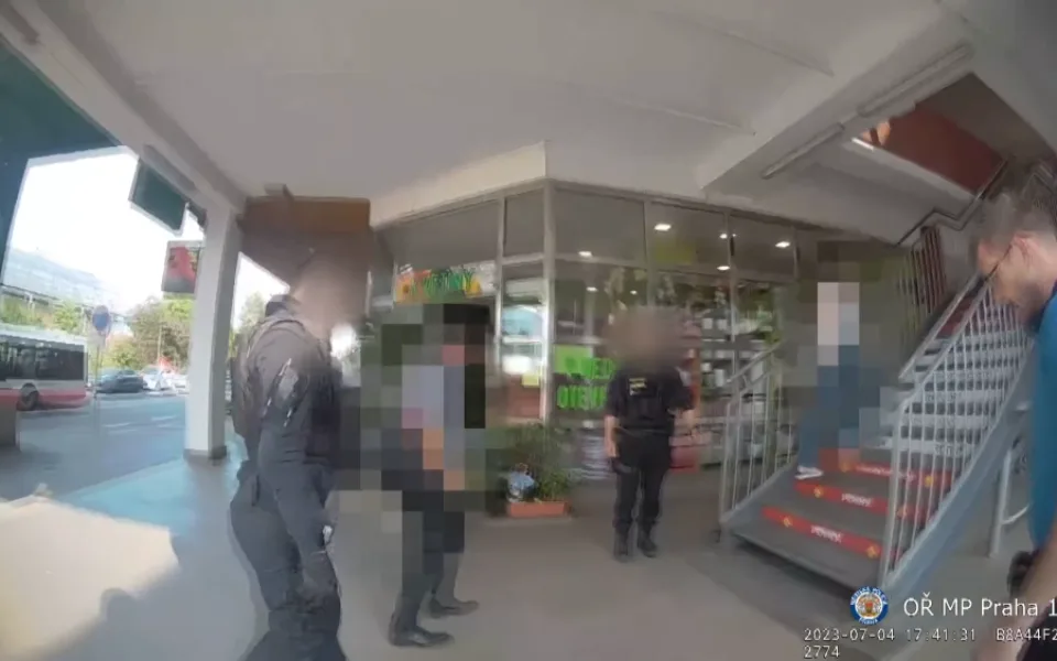 Video: Policie zadržela opilce u metra Luka, starali se o malé dítě