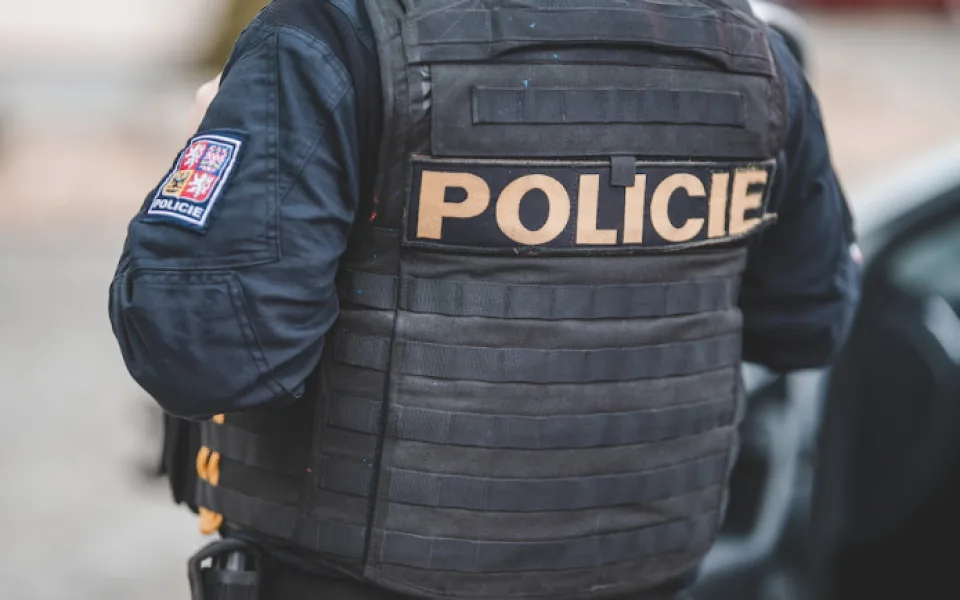 Policie zná totožnost druhého muže podezřelého z napadení policisty na demonstraci