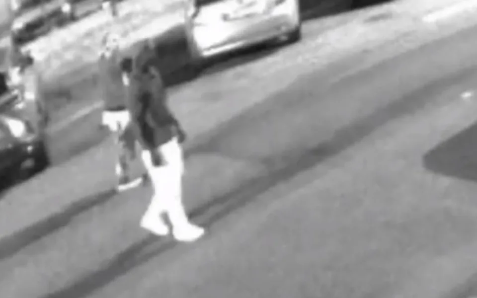 Turistu, který v Praze napadl a znásilnil ženu, policisté vypátrali v Rakousku