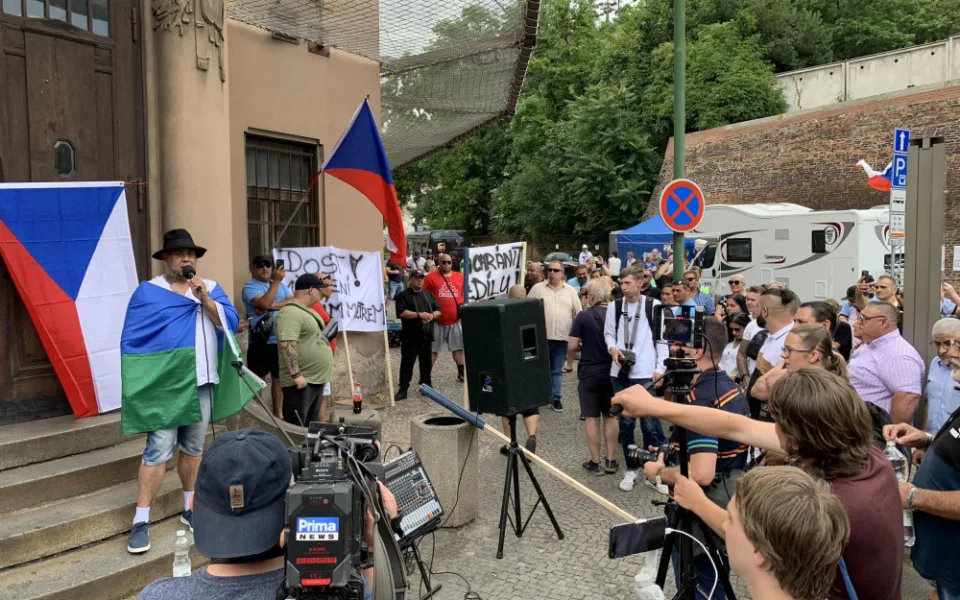 Romové a proruští aktivisté v Praze demonstrují za mír