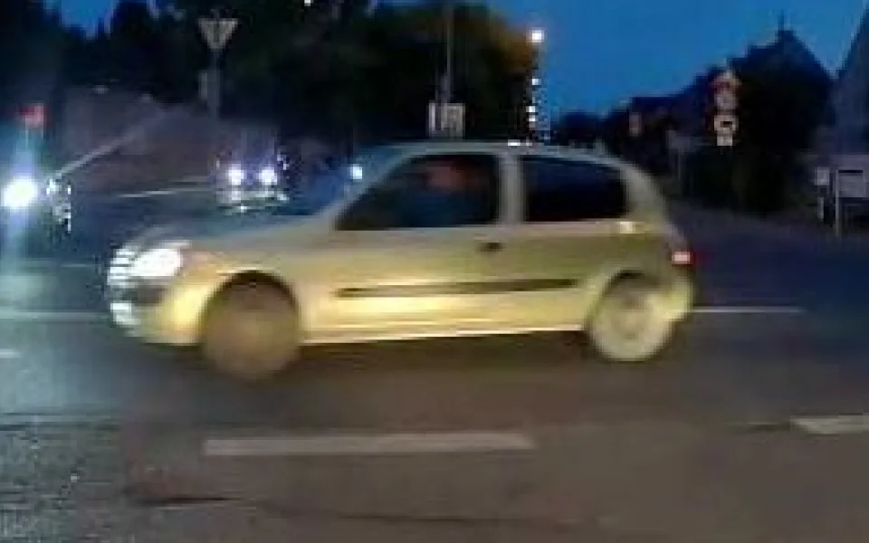 Řidič srazil a vážně zranil cyklistu a z místa nehody ujel. Pátrá po něm policie