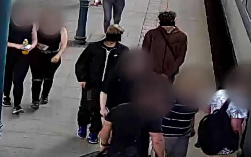 Dva mladíci ukradli chlapci ve vlaku do Prahy boty za šest tisíc