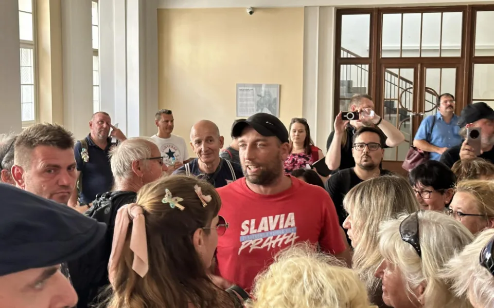 Jste fašisti zku*vení, prasata. Dezinfoscéna řádila v soudní síni, Čermák jde za mříže