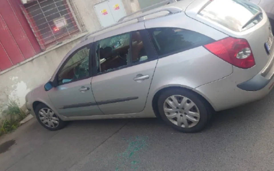 Matka nechala miminko v autě na přímém slunci půl hodiny. Je podezřelá z trestného činu
