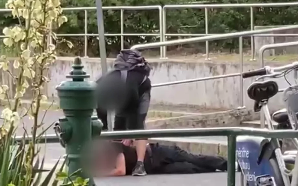 Muž nejdřív ukradl cigarety, pak chtěl i hotovost.