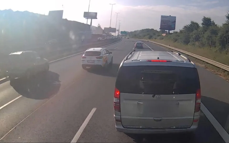 VIDEO: Řidič dodávky vybrzdil kamion. Policie pátrá po dalších, které ohrozil