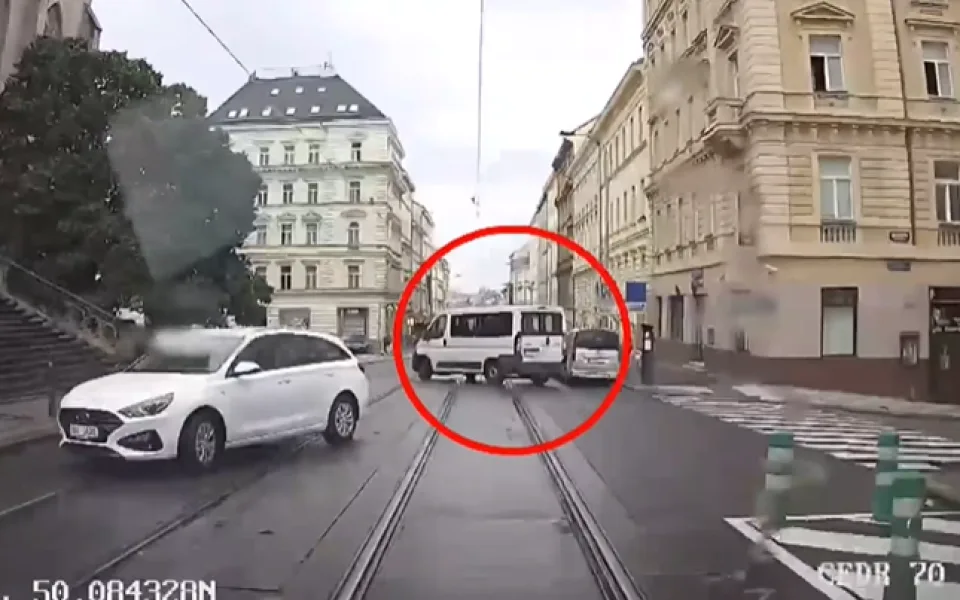 VIDEO: Policejní honička jako z filmu. Řidič poničil několik aut a nebál se vjet i na chodník