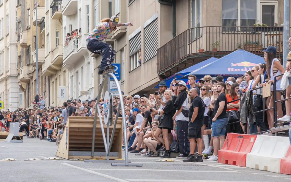 FOTOGALERIE: Letnou se prohnali skateboardisti. Na nebezpečný sjezd se vydalo 20 závodníků