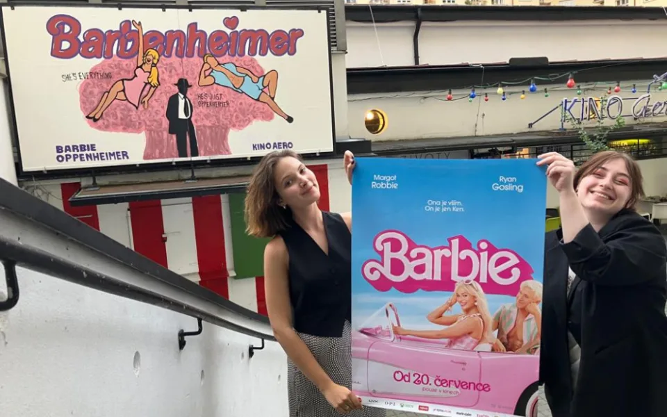 Do kin vtrhla Barbie. Růžové peklo pobaví hlavně diváky s otevřenou myslí