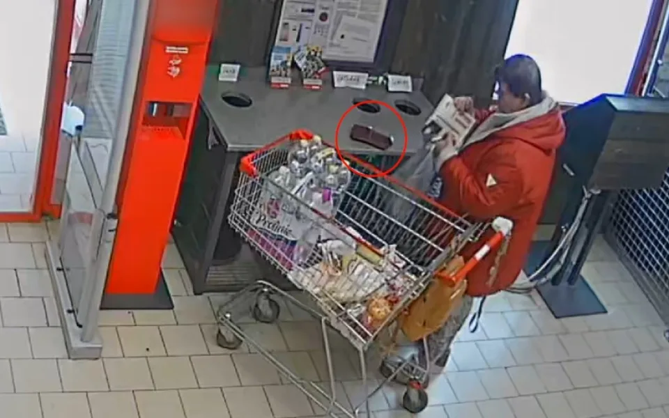 Důchodce si zapomněl peněženku v Penny. Našla ji žena, která ji sbalila a odešla