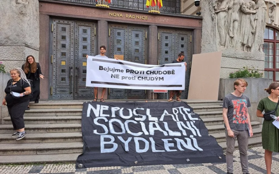 Proti návrhu nových pravidel protestovaly před radnicí desítky lidí.