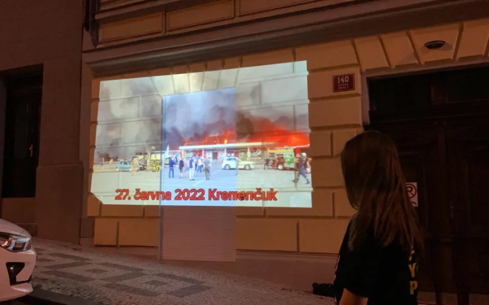 Aktivisté promítali film o válečných zločinech na dům rodiny ruského zbrojaře