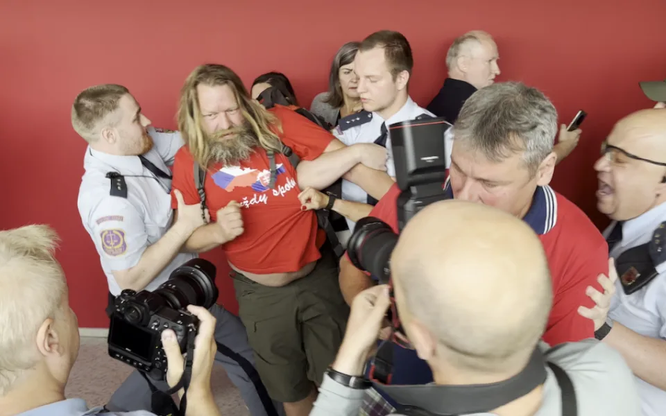 Prostor před soudní síní vyklidila policie.