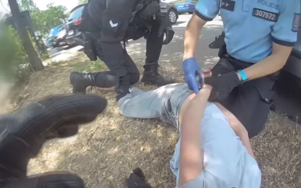 VIDEO: Silně intoxikovaná žena kousala strážníky. Křičela, že má hlad