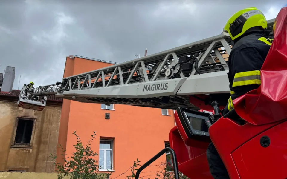 V Praze 8 způsobila nabíječka elektrokoloběžky požár, který zničil celý byt